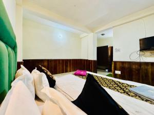 TV o dispositivi per l'intrattenimento presso Silver Land with mountain view - A River side property