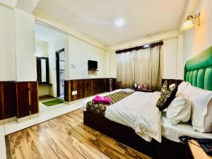 Letto o letti in una camera di Silver Land with mountain view - A River side property