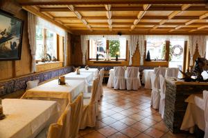 Reštaurácia alebo iné gastronomické zariadenie v ubytovaní Ad Laca