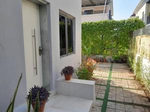 Vonkajšia záhrada v ubytovaní Cirey short-let Apartment Lifecamp