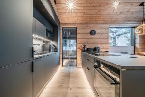 Køkken eller tekøkken på Villa Aurelia On the mountain by Aavalevi + 40 billeder