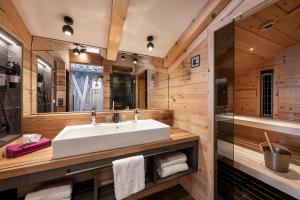 łazienka z umywalką i lustrem w obiekcie Austria Alpinhotel Ski IN Ski OUT an der Edelweissbahn w mieście Obertauern +37 zdjęć