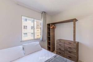 Ένα ή περισσότερα κρεβάτια σε δωμάτιο στο Apartamento Confortável em Ilhéus RSJ0202