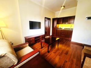 een woonkamer met een bank en een tafel bij FBK Guest House in Addis Ababa