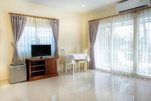 TV a/nebo společenská místnost v ubytování Alisa Krabi Hotel-SHA Plus