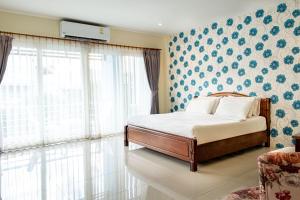 Postel nebo postele na pokoji v ubytování Alisa Krabi Hotel-SHA Plus
