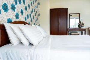 Postel nebo postele na pokoji v ubytování Alisa Krabi Hotel-SHA Plus