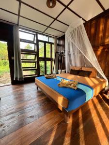 阁帕延岛Phayam Valley Homestay的带床和蚊帐的卧室