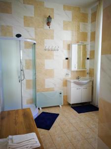 Bilik mandi di Carpediem Hotel Restaurant