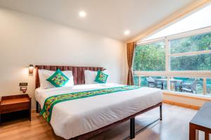 Treebo Premium Mowgli's Den, Pench客房内的一张或多张床位