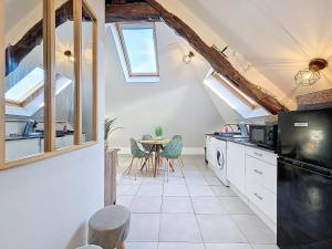 a kitchen with skylights and a table with chairs at Proche Disney 15 minutes et Paris-Bercy en 25 minutes in Annet-sur-Marne +8 photos