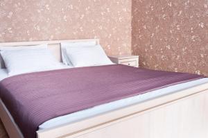 Кровать или кровати в номере Inndays Apartments on Demonstratsii