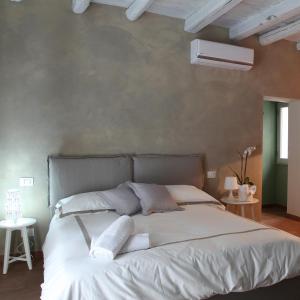 ein Bett mit zwei Kissen darauf in einem Schlafzimmer in der Unterkunft Baglio San Giovanni in Palermo