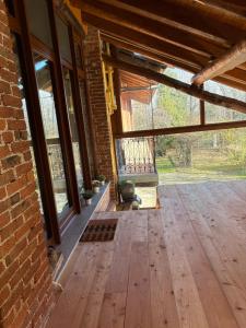 pusty pokój z drewnianą podłogą i oknami w obiekcie casa margherita w mieście Borgo San Dalmazzo