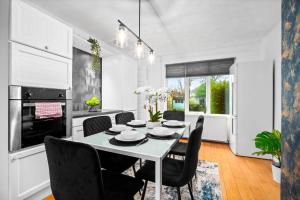 een keuken en eetkamer met een tafel en stoelen bij Stylish Three Bedroom House - Accommodates 7 - Parking Available - Garden - Recently Renovated - Top Rated - 162S in Birmingham