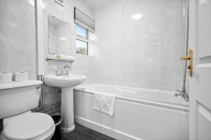 een badkamer met toilet, wastafel en ligbad bij Stylish Three Bedroom House - Accommodates 7 - Parking Available - Garden - Recently Renovated - Top Rated - 162S in Birmingham +28 foto's