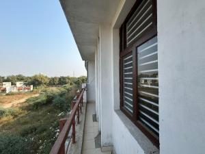 Svalir eða verönd á Terminal Stay - Heavenly Independent Jungle Retreat Flat in Meerut