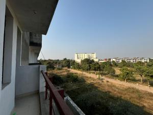 Svalir eða verönd á Terminal Stay - Heavenly Independent Jungle Retreat Flat in Meerut