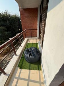 Svalir eða verönd á Terminal Stay - Heavenly Independent Jungle Retreat Flat in Meerut