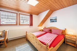 Postel nebo postele na pokoji v ubytování Haus Schöneck