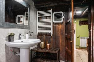 A bathroom at Casa Rural La Carrozal Senda del Oso