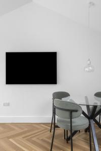 チェルムスフォードにあるNavigation Yardのダイニングルーム(椅子2脚、テーブル、テレビ付)