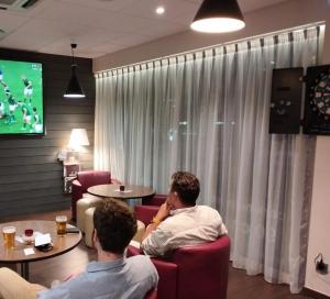 TV a/nebo společenská místnost v ubytování Campanile Dijon Congrès Clemenceau