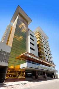 Golden Prince Hotel & Suites في مدينة سيبو: مبنى ذو مبنيين طويلين بجوار شارع