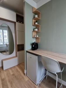 a room with a counter and a chair and a mirror at Studio cosy et calme in Brest +6 photos