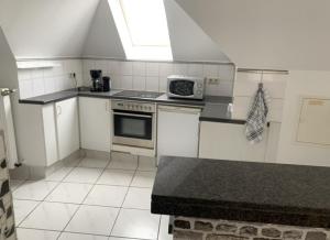 Dapur atau dapur kecil di Nice Apartment in Troisdorf