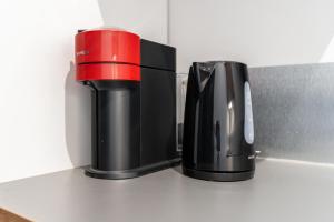 Una cafetera colocada encima de un mostrador en Appartement cosy à 2 min de Paris 16 ème, en Boulogne-Billancourt 9 fotos más