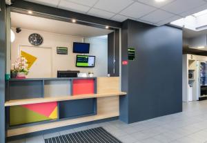TV a/nebo společenská místnost v ubytování B&B HOTEL Metz Semécourt
