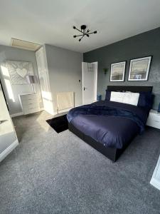 Ένα ή περισσότερα κρεβάτια σε δωμάτιο στο 3 Bedroom Perfect Guest Home Sleeps 7 with parking, HU3