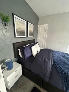 Ένα ή περισσότερα κρεβάτια σε δωμάτιο στο 3 Bedroom Perfect Guest Home Sleeps 7 with parking, HU3 +14 φωτογραφίες
