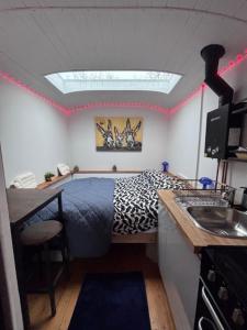 Kuchyň nebo kuchyňský kout v ubytování Quex Livery Glamping
