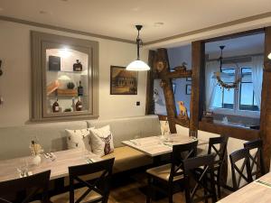 ein Restaurant mit zwei Tischen und Stühlen und einem Fenster in der Unterkunft Hotel Grüner Baum in Rastatt