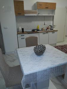 ein Tisch mit einer Schüssel darauf in einer Küche in der Unterkunft Nina centar in Sombor