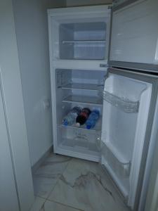 ein offener Kühlschrank mit Wasserflaschen darin in der Unterkunft Nina centar in Sombor