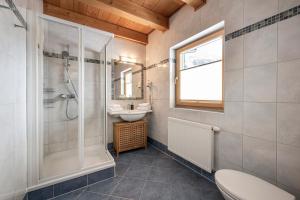 W łazience znajduje się prysznic, umywalka i toaleta. w obiekcie AUSTRIA APPART - natural Lifestyle Appartements auf der Piste w mieście Obertauern +37 zdjęć