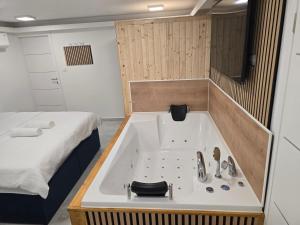 Foto de la galería de Edy Deluxe Room - Sauna & Jacuzzi en Zagreb