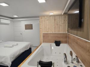 Foto de la galería de Edy Deluxe Room - Sauna & Jacuzzi en Zagreb