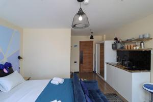 Postel nebo postele na pokoji v ubytování Stylish Studio Apartment with balcony