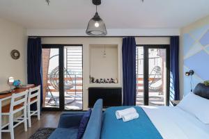 Postel nebo postele na pokoji v ubytování Stylish Studio Apartment with balcony