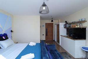 Postel nebo postele na pokoji v ubytování Stylish Studio Apartment with balcony