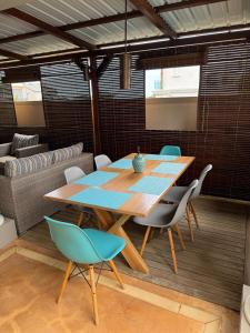 a dining room with a wooden table and chairs at Casa IVIA in Albion