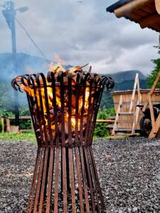 un grill con un fuoco dentro di Cabanele Silvania a Borsa
