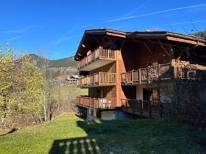 a large building with balconies on a hill at Chalets d'Angèle D5 - T3 Cosy à Châtel in Châtel