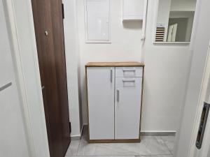 eine kleine Küche mit einem weißen Kühlschrank und Schränken in der Unterkunft Edy Deluxe Room - Sauna & Jacuzzi in Zagreb