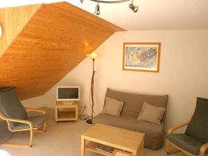 a living room with a couch and a tv at Duplex T3 au cœur de Saint-Lary-Soulan - 6 pers., balcon, parking, skis - FR-1-457-130 in Saint-Lary-Soulan