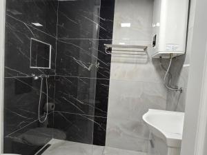 Et badeværelse på Jacuuzi & Sauna Edy Room - City Center